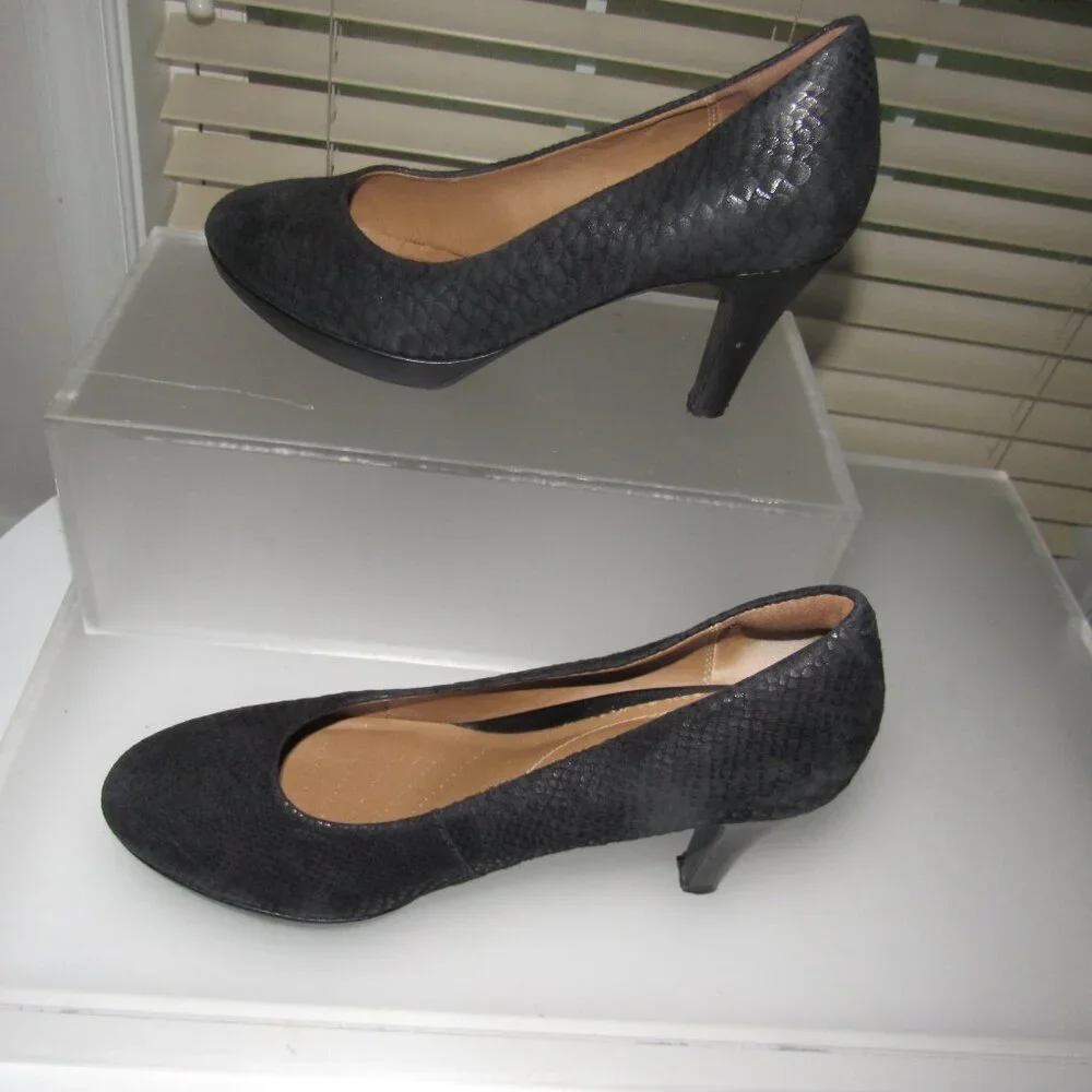 Clarks Black Textured Heels | Classic Comfort Pump | Size 8.5M